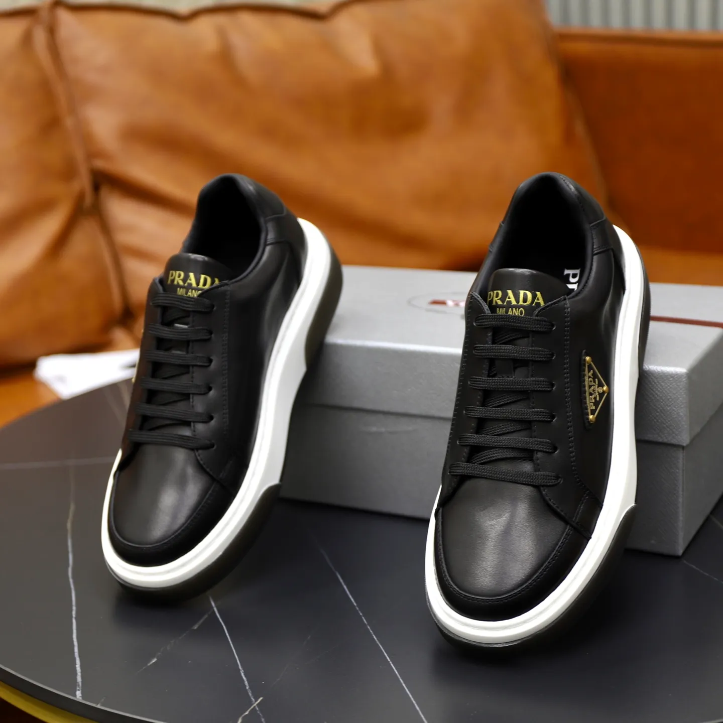 Factory price: 700💰Top original order Brand: PRADA (Prada) Standard code: Men's size 38/44 (45 can be customized) Grade: Same as the official website Material: Original cowhide stitching imported cowhide lining Original combination two-color wear-resistant soft outsole Style category: Leisure and sports version Young fashion European and American trend British style Color: Actual picture color